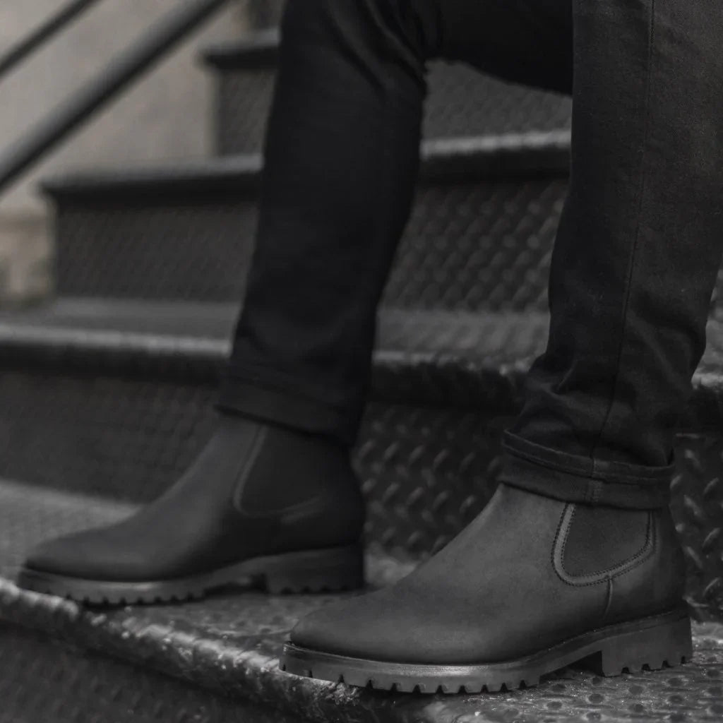 Botas Montenaro de cuero negro genuino para hombre: duraderas, elegantes y cómodas.