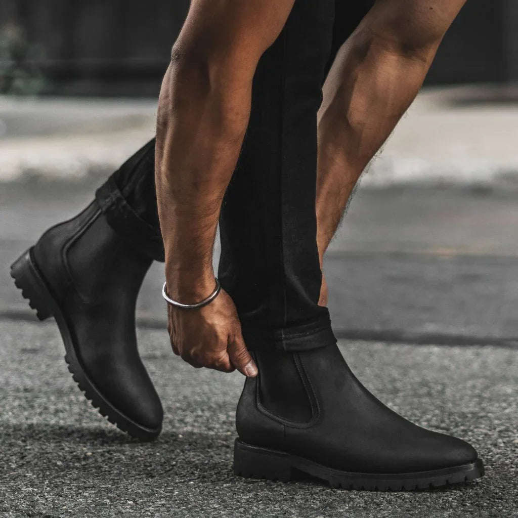 Botas Montenaro de cuero negro genuino para hombre: duraderas, elegantes y cómodas.